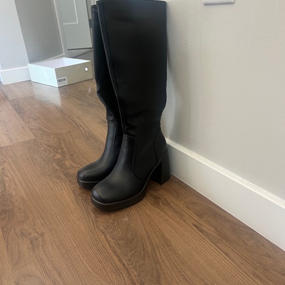 Black Knee-High Women's Boots - Picture 1 of 4